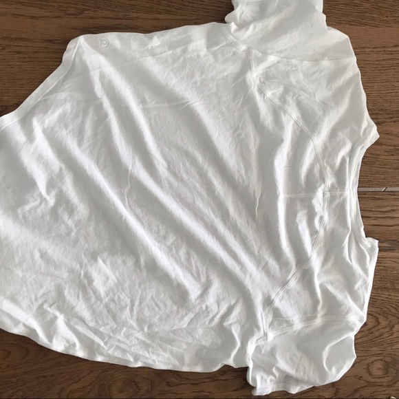 Lululemon asymmetrical tshirt - Picture 4 of 4